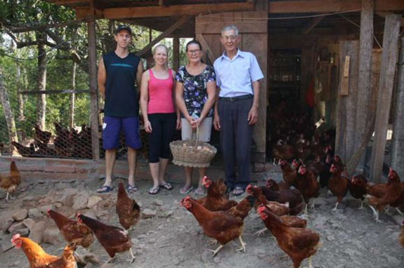 Jarbas, Luciane, Marlise e Orlando: produção de até 38 dúzias de ovos por dia